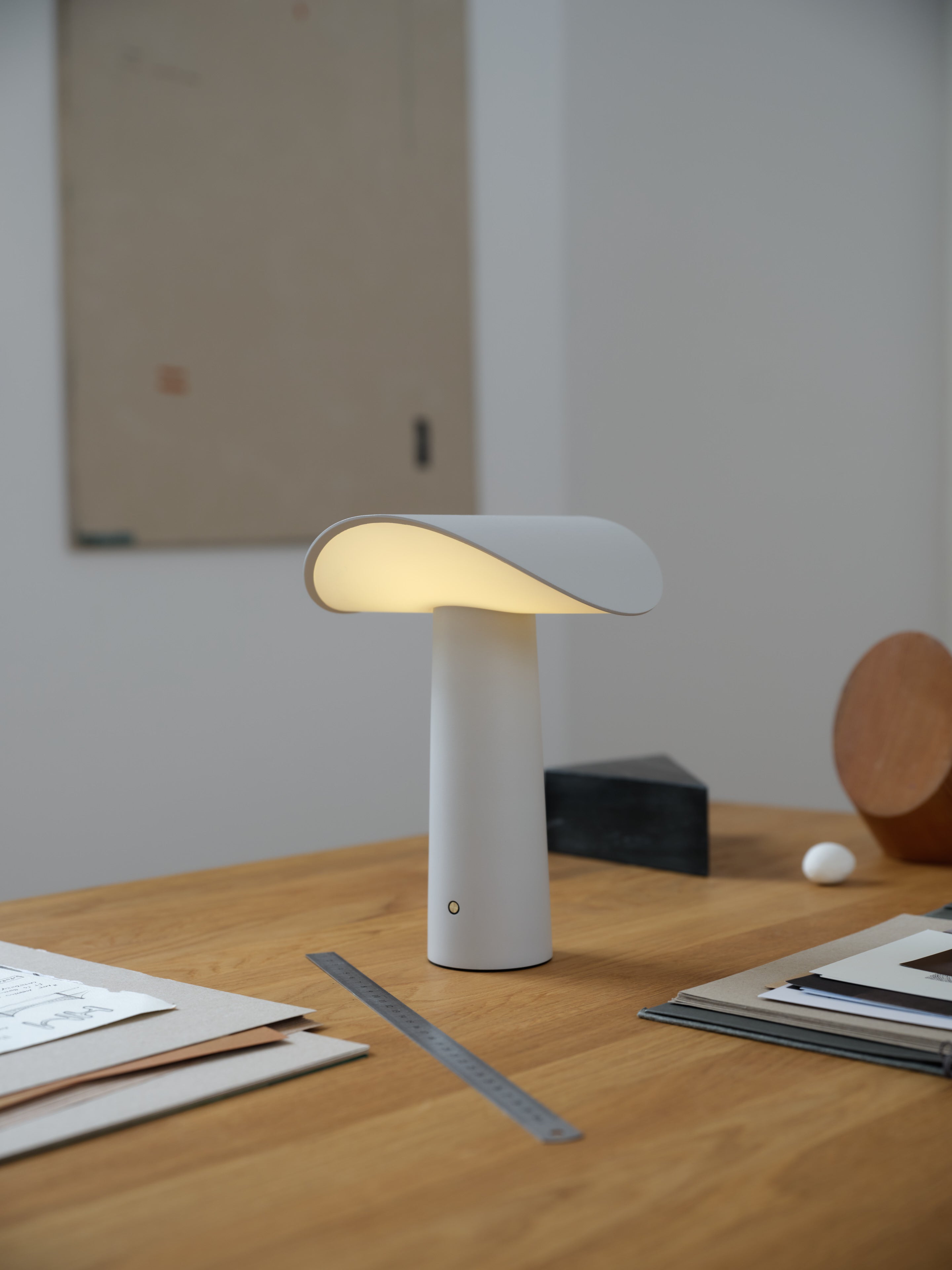 LIUM Tragbare Tischlampe Warmgrau